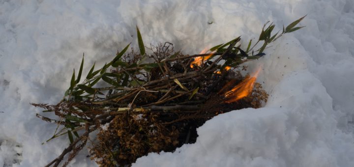 雪の中で焚き火