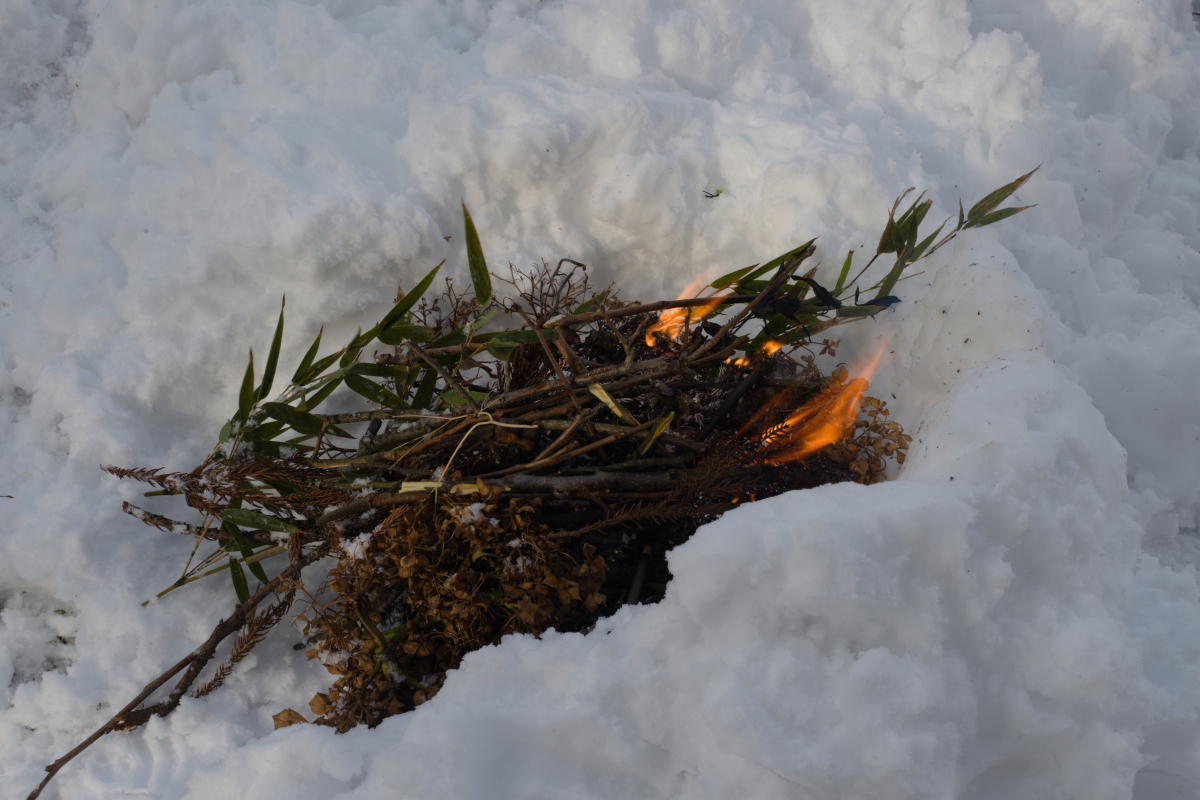 雪の中で焚き火